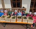 Bild: Peter Kick/exb
Die Gebenbacher Kinder hatten großen Spaß an der Aktion des Obst- und Gartenbauvereins (von links): Felix und Sophie Schön, Leopold und Charlotte Rösch, Florian Gericke, Frida Weiß, Leonie Obermeier, Leonhard Amann, Raphael Kick, Anna und Marie Kredler.
