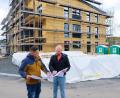 Bild: do
Alles ist im Zeitplan, versichert Michael Dromann dem Bürgermeister. Derzeit entsteht auf dem ehemaligen Bahnhofsgelände die "Residenz I", ein energieeffizientes Wohnungsbauprojekt im Holzrahmenbau. Mit der Errichtung des zweiten Gebäudes wurde gerade begonnen. Mit der Fertigstellung des gesamten Wohnparks rechnet der Bauherr bis Ende 2023.