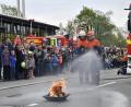 Bild: Petra Hartl
Die Jungendfeuerwehr zeigt, dass sie trotz der Coronapandemie gelernt hat, wie man ein Feuer löscht.