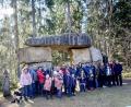 Bild: soj
Die Wanderer sind am Ziel, am Denkmal zur Schlacht von 1504, gut gelaunt angekommen.