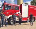 Bild: hai
Der neue Gerätewagen Logistik GW-L2 (Speichersdorf 56/1) wird zusammen mit dem neuen Hilfeleistungslöschgruppenfahrzeug HLF 20 (Speichersdorf 40/1) und einem Multifunktionsanhänger, einem Pulverlöschanhänger P250, einem Abrollbehälter Wasser und einem Flutmodul am 26. Juni im Rahmen eines Festgottesdienstes den kirchlichen Segen erhalten und seiner Bestimmung übergeben. Im Bild Kommandant Volker Hammon und Stellvertreter Christian Schwarzer, Bürgermeister Christian Porsch und den gemeindlichen Feuerwehrsachbearbeiter Paul Dolata (von links)