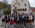 Bild: jp
Der Kastler Trachtenverein „Sechs Lilien Kastl“ stellte heuer nach zwei Jahren Pandemiepause am Kastler Marktplatz am Vorabend des 1. Mai wieder einen Maibaum auf.