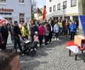 Bild: Petra Hartl
Bei der Maikundgebung auf dem Sparkassenplatz in Sulzbach-Rosenberg sprach
Iris Schopper, Gewerkschaftssekretärin der IG Bergbau, Chemie und Energie (rechts), der Rohrwerkbelegschaft Unterstützung zu.
