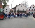 Bild: fla
Auf den letzten Metern durften sich die Kinder dann auf den Baustamm setzen und so den Waldthurner Maibaum bis zum Aufstellungsort begleiten.
