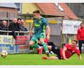 Bild: Schrems
Der SV Mitterteich besiegte am Samstag den BSC Woffenbach mit 3:1. Das Bild zeigt den zweifachen Torschützen Kevin Grünauer (links) im Duell mit Andreas Weißmüller.