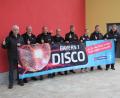 Bild: fks
Daumen hoch: Vorsitzender Albert Vollath (links) und Kommandant Bernhard Schmidt (rechts) kündigen mit weiteren Feuerwehrleuten die Bayern-1-Disco in Erbendorf an.