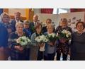 Bild: hka
Bei der Feier zum 50-jährigen Bestehen zeichnet der Hahnbacher Frauenbund Frauen aus, die in den vergangenen 50 Jahren der Verein geleitet haben. Ihnen gratulieren die Geburtstagsgäste, darunter die Landesvorsitzende Emilia Müller (rechts) sowie (hinten, von links) stellvertretender Landrat Stefan Braun, Bürgermeister Bernhard Lindner und Dekan Christian Schulz.