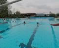 Bild: Winderl, Kristin [wrl]
Die Stammschwimmer im Perschener Freibad ließen sich von ein paar Wolken nicht das Baden vermiesen.