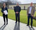 Bild: Horn Glass Industries/exb
Mit 5000 Euro unterstützt die Horn Glass Industries AG die Ukraine-Hilfe. Im Bild bei der Spendenübergabe (von links): Alisa Stich, Erste Stellvertretende der Jugend- und Auszubildenedenvertretung, Klaus Könitzer von der „Horn Bau & Service GmbH“ sowie Vorstand Stephan Meindl.