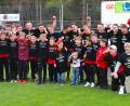 Bild: war
Die Mannschaft des SV Grafenwöhr feierte mit den Einlaufkindern den Sieg im Toto-Pokal auf Kreisebene.