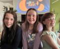 Bild: Thomas Völkl/exb
Vorfreude bei Marie, Mona und Finja Völkl (von links): Gleich beginnt die Sendung "Frag doch mal die Maus", in der die drei Kemnather Mädchen einen Auftritt haben.