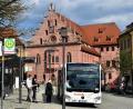 Archivbild: Petra Hartl
Ein Bus steht an einer Haltestelle in Sulzbach-Rosenberg, aktuell mit einer geringen Auslastung an Fahrgästen, auch coronabedingt. Kommt es durch das 9-Euro-Ticket zu einer Überlastung in den Sommermonaten?