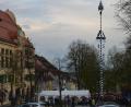 Bild: dob
Heuer gibt es erstmals wieder einen Maibaum, gleich neben dem Rathaus. Das Fest um den blau-weißen Frühlingsboten wurde bestens besucht.