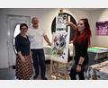 Bild: lue
Der Kunst- und Kulturverein Erbendorf (KUKUVE) veranstaltet am Samstag, 21 Mai, und Sonntag, 22. Mai, ein Kunst- und Kulturwochenende mit zahlreichen kreativen Angeboten, Kulinarischem und Live-Musik. Das Programm stellten Beisitzerin Eva Konz (von links), Vorsitzender Jürgen Frischholz und Beisitzerin Sarah Reinhardt vor.