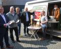 Bild: gsp
Auf dem Amberger Wochenmarkt gaben Bürgermeister Martin Preuß, Landrat Richard Reisinger, Klimaschutzkoordinator Joachim Scheid, Norbert Peter vom ZEN und Klimaschutzmanagerin Corinna Loewert (von links) den Startschuss zur Klimaschutzwoche.
