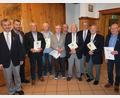 Bild: Leonhard Donhauser/exb
Der Gesangverein Traßlberg ehrt Mitglieder für ihre Treue (von links): Vorsitzender Richard Neudecker jun., Zweiter Bürgermeister Konrad Scharl, Horst Kleindienst, Johann Flierl, Karl Stegmann, Vize-Gruppenvorsitzender Herbert Ernst, Richard Zintl, Richard Neudecker sen, Josef Danzer und Walter Wilfer.