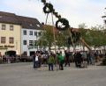 Bild: heb
Ein großes Spektakel ist das Maibaumaufstellen mitten auf dem Marktplatz.