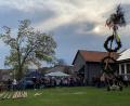 Bild: Kathrin Forster /exb
25 Mann stemmen den Maibaum in Letzau in die Höhe.