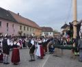 Bild: fz
Der Maibaum wird noch bestückt, da spielt die Stadtkapelle bereits und die Trachtler tanzen.