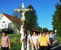 Bild: lg
Das Vortragekreuz führt den Pilgerzug auf der 30 Kilometer langen Strecke bei der Traditionswallfahrt zum Fahrenberg an.