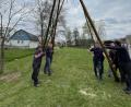 Bild: rpp
Maibaumaufstellen in Löschwitz bei Kemnath: Mit vereinten Kräften wird der Baum mit Schwalben aufgestellt.