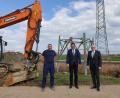 Bild: Stadt Marktredwitz/exb
Tilo Küttner (Bayernwerk), MdL Martin Schöffel und Oberbürgermeister Oliver Weigel auf der Baustelle im Ortsteil Lorenzreuth.