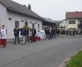 Bild: fz
Auf den Schultern wird die Statue des Heiligen Josef beim Kirchenzug in Bechtsrieth zum Gotteshaus getragen.