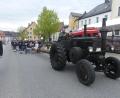 Bild: rn
Nicht nur der Maibaum, auch die Zugmaschine beeindruckt die Feiernden.