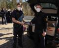 Bild: Gerd Schrödel, Polizeioberkommissar, 71. Ausbildungsseminar, VII. Bereitschaftspolizeiabteilung/exb
Polizeioberwachtmeister Benjamin Pöttinger (links) übergibt seinen Verbandkasten an den Seminarsprecher, Polizeioberwachtmeister Julian Gallasch
