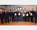 Bild: bö
Bei der Feuerwehr Hohenburg stehen Wahlen und Ehrungen an. Dazu gratulieren Zweite Vorsitzende Sabrina Schindler, Vorsitzender und Bürgermeister Florian Junkes (von links) und Kreisbrandmeister Alexander Graf (Fünfter von links)
