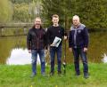 Bild: bkr
Rudolf Scherm (links) und Willi Stahl gratulierten Markus Stahl (von rechts) zum größten Fang.