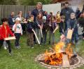 Bild: R. Kreuzer
Die Kinder durften das Feuer am Lodern halten.
