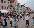 Bild: krb
Die Kindertanzgruppe des Trachtenvereins trat beim Aufstellen des Maibaums in Neustadt/WN auf.