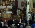 Bild: lep
Die Kommunionkinder Amelie Linhardt, Tom Preininger und Milena Lindner (von links) gestalteten den Festgottesdienst miit. Pater Thomas zelebrierte die Erstkommunion.