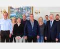 Bild: njn
Die Stadt Erbendorf verabschiedete Bauamtsleiter Dieter Döppl (Fünfter von links) aus dem aktiven Dienst. Mit auf dem Bild die Mitarbeiter der Stadtverwaltung mit Bürgermeister Johannes Reger (Zweiter von rechts), Technischer Angestellter Markus Meyer (rechts) und Verwaltungsrat Hubert Wojtenek (links).