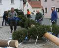 Bild: wro
Damit die Arbeit in Falkenberg zügig von der Hand geht, schnappt sich jeder eines der Bänder, um sie an die Kränze zu knoten.