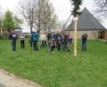 Bild: Stefanie Siller/exb
Stolz auf ihr Gemeinschaftswerk sind die Generationen am Maibaum in Hatzenreuth.