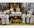 Bild: fdl
Sechs junge Pfarrangehörige feiern in der Ehenfelder Kirche das Fest der Erstkommunion, zelebriert von Pfarrer Johann Hofmann (rechts) und Diakon Richard Sellmeyer.