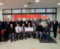 Bild: Sparkasse Oberpfalz Nord
Stiftungsrat Bürgermeister Roman Schäffler, Stiftungsratsvorsitzender Landrat Roland Grillmeier und Stiftungsrat Bürgermeister Stefan Grillmeier (stehend, von links) freuen sich mit Stiftungsvorstand und Sparkassenvorstand Hans-Jörg Schön, Stiftungsvorstand und Vorstandsvorsitzendem Ludwig Zitzmann sowie Stiftungsrat Bürgermeister Franz Stahl (stehend, von rechts) über die Unterstützung einer Vielzahl von Projekten.