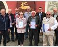 Bild: rha
Der VdK-Ortsverband Vilseck zeichnet langjährige Mitglieder für ihre Treue aus (von links): Vorsitzender Ernst Andraschko, Manfred Lang, Georg Pickelmann, Hannelore Zeitler, Georg Pröls (alle für 20 Jahre); Heinrich Reger (50 Jahre), Bürgermeister Hans-Martin Schertl, Reinhard Meier (20 Jahre) und stellvertretender Kreisvorsitzender Johann Ludwig.