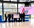 Bild: bk
Feuerwehrfrauen übergeben im Future-Lab den 2000-Euro-Scheck im Beisein von Zweitem Bürgermeister Severin Hirmer (links) an Vorstandsvorsitzendem Erich Bauer .