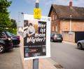 Bild: Nicolas Armer/dpa
Ein Plakat mit der Aufschrift „Wer ist mein Mörder?“ hängt in der Innenstadt von Wörth.