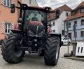 Bild: exb / PI NEW
Von diesem auf dem Flosser Marktplatz ausgestellten Traktor stürzte am Wochenende ein elfjähriger Junge und verletzte sich an der Hand.