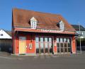 Archivbild: hme
Das schmucke, von der Pirker Feuerwehr liebevoll gepflegte FW-Gerätehaus reicht künftig nicht mehr aus. Grund hierfür ist die Auflösung der Werksfeuerwehr Constantia, weshalb der Fahrzeugbestand erhöht und ein neues Feuerwehrhaus errichtet werden muss. Das belastet den Haushalt.