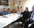 Bild: fvo
Christl Bock (Zweite von links) erreichten zu ihrem 80. Geburtstag viele Glückwünsche. Auch von Maria Sperl (Dritte von links), Gerald Bock (Vierter von links), Pfarrer Norbert Götz (Zweiter von rechts) und Bürgermeister Josef Beimler (ganz rechts).