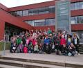 Bild: Stiftland-Gymnasium/exb
Die Schülerinnen und Schüler aus den Grundschulen Wiesau, Falkenberg, Friedenfels und Bärnau vor dem Haupteingang des Gymnasiums. 
Mit auf dem Bild: Schulleiter Albert Bauer (SGT), Rektorin Inge Dick (GS Wiesau) und alle betreuenden Lehrkräfte.