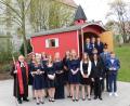 Bild: gru
Die Mädchen und Jungen nach ihrer Konfirmation mit Pfarr Matthias Ahnert vor der Schäferwagenkirche am Kirchplatz in Edelsfeld.