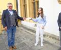 Bild: Susanne Schwab, Stadt Amberg/exb
Im Beisein von Thomas Boss (rechts), Jugendamtsleiter und stellvertretender Sozialreferent, überreicht Annalena Moedel an Oberbürgermeister Michael Cerny die Spendensumme von 1000 Euro.