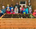 Bild: mez
Der Ehrenvorsitzende des Obst- und Gartenbauvereins, Willi König (hinten, Mitte) hat für die Flötztaler Naturentdecker vier Hochbeete gezimmert.