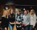 Bild: cro
Spartenleiterin Sparte Ski Laura Frenzel (links) und Sportwartin Sparte Ski Konstanze Hauke (rechts) freuen sich mit den drei neuen Übungsleiterinnen 
 Pia Schmidt, Elena Schwanitz und Johanna Hauke (Zweite bis Vierte von links) .